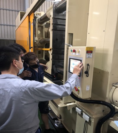大型射出成型機安置作業的第3張圖片